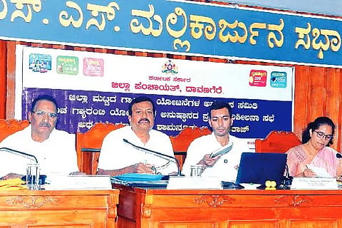 ದಾವಣಗೆರೆ ಜಿ.ಪಂ. ಸಭಾಂಗಣದಲ್ಲಿ ಮಂಗಳವಾರ ನಡೆದ ಜಿಲ್ಲಾ ಗ್ಯಾರಂಟಿ ಯೋಜನೆಗಳ ಪ್ರಗತಿ ಪರಿಶೀಲನಾ ಸಭೆಯಲ್ಲಿ ಸಮರ್ಥ ಶಾಮನೂರು, ಶಾಮನೂರು ಟಿ. ಬಸವರಾಜ್, ಮಂಜುನಾಥ್, ನಂಜಾ ನಾಯ್ಕ್, ರಾಜೇಶ್ವರಿ, ರೇಷ್ಮಾ ಕೌಸರ್ ಇದ್ದರು.