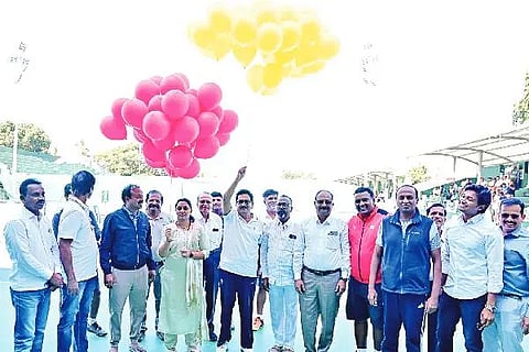 ದಾವಣಗೆರೆಯಲ್ಲಿ ಶನಿವಾರ 13ನೇ ಆವೃತ್ತಿಯ ‘ದಾವಣಗೆರೆ ಓಪನ್-2025’ ಟೆನಿಸ್ ಟೂರ್ನಿಯ ಉದ್ಘಾಟನಾ ಸಮಾರಂಭದಲ್ಲಿ ದಿನೇಶ ಕೆ. ಶೆಟ್ಟಿ, ಉಮಾ ಪ್ರಶಾಂತ್, ಕೆ. ಚಮನ್‌ಸಾಬ್, ಡಾ. ರವಿಕುಮಾರ್ ಟಿ.ಜಿ, ಜಿ.ಇ. ನಂದಗೋಪಾಲ್, ಡಾ.ಎಸ್.ಎಂ. ಬ್ಯಾಡಗಿ ಇದ್ದರು.