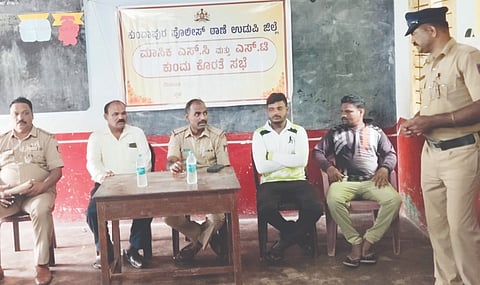 ಕೋಟೆಬಾಗಿಲಿನ ಕಿರಿಯ ಪ್ರಾಥಮಿಕ ಶಾಲೆಯಲ್ಲಿ ಪರಿಶಿಷ್ಟ ಜಾತಿ, ಪಂಗಡದ ವಾಸಿಕ ಕುಂದುಕೊರತೆ ಸಭೆ ನಡೆಯಿತು. ಪ್ರಮುಖರಾದ ನಂಜಾ ನಾಯ್ಕ, ವಿಲ್ಫ್ರೆಡ್ ಡಿಸೋಜ, ರಾಜು ಬೋವಿ ಮೊದಲಾದವರಿದ್ದರು.