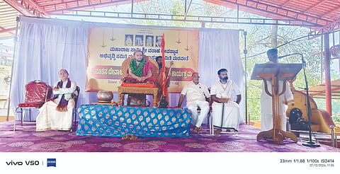  ಮರವಂತೆ ಮಹಾರಾಜ ಸ್ವಾಮಿ ಶ್ರೀ ವರಾಹ ದೇವಸ್ಥಾನದ ಶಿಲಾ ಪೂಜೆಯ ಧಾರ್ಮಿಕ ಸಭೆಯಲ್ಲಿ ಪ್ರಮುಖರಾದ ಬಾಳೆಕುದ್ರು ಶ್ರೀ ವಾಸುದೇವ ಸದಾಶಿವಾಶ್ರಮ ಮಹಾಸ್ವಾಮೀಜಿ, ರಾಜೇಶ್ ಹೆಬ್ಬಾರ್, ಗುರುರಾಜ್ ಗಂಟಿಹೊಳೆ, ಗೋಪಾಲ ಪೂಜಾರಿ ಮೊದಲಾದವರು ಇದ್ದರು.  