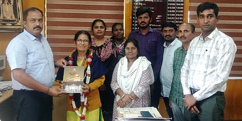 ಫೋಟೋ: ಕೇಂದ್ರ ಸರ್ಕಾರ ಕೈಗೊಂಡಿರುವ ಜನಗಣತಿ ಕಾರ್ಯವನ್ನು ತ್ವರಿತಗಾಗಿ ಪೂರ್ಣಗೊಳಿಸಿದ ಶಿಕ್ಷಕಿ ಭಾರತಿ ಅವರನ್ನು ರಾಮನಗರ ನಗರಸಭೆಯಿಂದ ಅಭಿನಂದಿಸಲಾಯಿತು. ಪೌರಾಯುಕ್ತ ಡಾ.ಜಯಣ್ಣ, ಕಂದಾಯ ನಿರೀಕ್ಷಕ ನಾಗರಾಜು ಮುಂತಾದವರು ಇದ್ದರು.