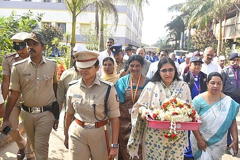 ಹುತಾತ್ಮರ ದಿನ ಹಿನ್ನೆಲೆಯಲ್ಲಿ ಜಿಲ್ಲಾಡಳಿತ ಭವನದ ಜಿಲ್ಲಾ ಖಜಾನೆಯಲ್ಲಿರಿಸಲಾಗಿದ್ದ ಮಹಾತ್ಮ ಗಾಂಧೀಜಿಯವರ ಚಿತಾಭಸ್ಮ ಹೊರತೆಗೆದು ಪುಷ್ಪಮಾಲೆಗಳಿಂದ ಶೃಂಗರಿಸಿ ಮೆರವಣಿಗೆ ಮಾಡಲಾಯಿತು. ಆರ್. ಐಶ್ವರ್ಯ, ಆರ್.ಎನ್. ಬಿಂದುಮಣಿ, ಮೀನಾಜ್ ಪ್ರವೀಣ್ ಮತ್ತಿತರರು ಇದ್ದರು.