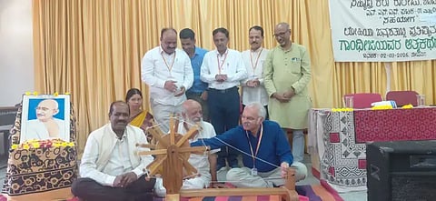 ಶಿವಮೊಗ್ಗದಲ್ಲಿ ಏರ್ಪಡಿಸಿದ್ದ ಗಾಂಧೀಜಿ ಆತ್ಮಕಥೆಗೆ 100 ವರ್ಷ ಕಾರ್ಯಕ್ರಮವನ್ನು ರಂಗಕರ್ಮಿ ಪ್ರಸನ್ನ ಉದ್ಘಾಟಿಸಿದರು. ಪ್ರೊ.ಶರತ್ ಅನಂತಮೂರ್ತಿ, ಡಾ.ಹಾಲಮ್ಮ, ಡಾ.ಎಸ್.ಸಿರಾಜ್ ಅಹಮದ್, ಡಾ.ಕೆ.ಎನ್.ಮಂಜುನಾಥ್,  ಡಾ.ಕೆ.ಎನ್.ಮಹಾದೇವ ಸ್ವಾಮಿ ಇದ್ದರು.