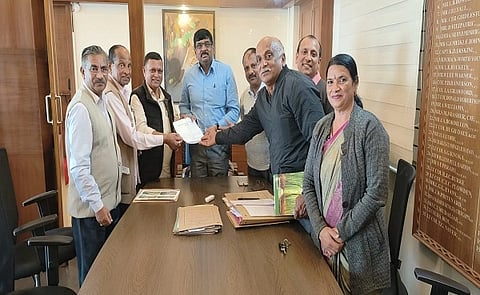 ಗಾಂಧಿ ಸ್ಮಾರಕದ ಕಾಮಗಾರಿಯನ್ನು ಶೀಘ್ರ ಪೂರ್ಣಗೊಳಿಸುವಂತೆ ಸಂಬಂಧಿಸಿದ ಇಲಾಖೆಗೆ ನಿರ್ದೇಶನ ನೀಡಬೇಕೆಂದು ಒತ್ತಾಯಿಸಿ ಕೊಡಗು ಜಿಲ್ಲಾ ಸರ್ವೋದಯ ಸಮಿತಿ ಪದಾಧಿಕಾರಿಗಳು ಸೋಮಶೇಖರ್ ಅವರಿಗೆ ಮನವಿ ಸಲ್ಲಿಸಿದರು. ರಮೇಶ್, ಮುದ್ದಯ್ಯ, ಬೇಬಿ ಮ್ಯಾಥ್ಯು ಇತರರಿದ್ದರು.