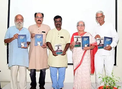ಗಾಂಧಿ ಭವನದಲ್ಲಿ ಕರ್ನಾಟಕ ಗಾಂಧಿ ಸ್ಮಾರಕ ನಿಧಿ ಮತ್ತು ದೇಶಿ ಟ್ರಸ್ಟ್​ ಹಮ್ಮಿಕೊಂಡಿದ್ದ ವಿಚಾರ ಸಂಕಿರಣದಲ್ಲಿ ಲೇಖಕ ಪ್ರಸನ್ನ ಕೃತಿ ಬಿಡುಗಡೆಗೊಳಿಸಿದರು. ಸಾಮಾಜಿಕ ಹೋರಾಟಗಾರ್ತಿ ಜಯಂತಿ ಇದ್ದರು.