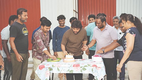 ಕೇಕ್ ಕತ್ತರಿಸಿ ಸಂಭ್ರಮಿಸಿದ ನಟ ಗಣೇಶ್​