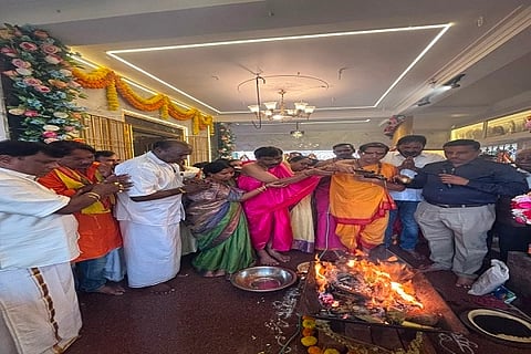 ಹುಬ್ಬಳ್ಳಿಯ ಸಿದ್ದಕಲ್ಯಾಣ ನಗರದ ganapati devaruಶ್ರೀ ಗಣಪತಿ ದೇವರ 25ನೇ ವರ್ಷದ ವಾರ್ಷಿಕೋತ್ಸವ ನಿಮಿತ್ತ ಹೋಮ-ಹವನ ನೆರವೇರಿಸಲಾಯಿತು.