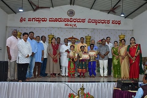 ganesha mahamandala ಹುಬ್ಬಳ್ಳಿಯಲ್ಲಿ ‘ಗೆಜ್ಜೆನಾದ’ ಹೆಸರಿನಡಿ ಭಾನುವಾರ ವಿವಿಧ ಸ್ಪರ್ಧೆಗಳಲ್ಲಿ ಗೆದ್ದ ಜೂನಿಯರ್ ವಿಭಾಗದ ಸಾನ್ವಿ ಧಡೇದ, ಶ್ರೇಯಾ ಹಡಪದ, ವಿಕಾಸ ಯಡವಟ್ಟಿ ಅವರಿಗೆ ಬಹುಮಾನ ವಿತರಿಸಲಾಯಿತು.