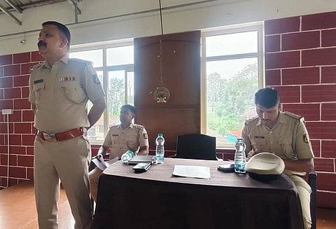  ಗೌರಿ ಗಣೇಶ ವಿಸರ್ಜನೋತ್ಸವ ಸಮಿತಿಗಳೊಂದಿಗಿನ ಪೊಲೀಸರ ಸಲಹಾ ಸಭೆಯಲ್ಲಿ ಶಿವರಾಜ್ ಆರ್.ಮದೋಳ್ ಮಾತನಾಡಿದರು. ಕಾಳೇಗೌಡ, ನವೀನ್ ಇದ್ದರು.