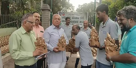 ಲಾಲ್‌ಬಾಗ್ ಸಮೀಪ ಹಮ್ಮಿಕೊಂಡಿದ್ದ ಕಾರ್ಯಕ್ರಮದಲ್ಲಿ ರಾಮಲಿಂಗಾರೆಡ್ಡಿ ಅವರು ನಾಗರಿಕರಿಗೆ ಗಣೇಶನ ಉಚಿತ ಮೂರ್ತಿಗಳನ್ನು ವಿತರಿಸಿದರು. ಗುರುಪ್ರಸಾದ್ ಇತರರಿದ್ದರು. 