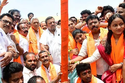 ಧ್ವಜಸ್ತಂಭ ಪೂಜಾ ಕಾರ್ಯಕ್ರಮದಲ್ಲಿ ಎಸ್.ಎಸ್. ಮಲ್ಲಿಕಾರ್ಜುನ್, ಎಸ್.ಎ ರವೀಂದ್ರನಾಥ್, ಡಾ.ಎ.ಎಚ್. ಶಿವಯೋಗಿ ಸ್ವಾಮಿ, ಕೆ.ಬಿ. ಶಂಕರ ನಾರಾಯಣ, ವೈ. ಮಲ್ಲೇಶ್, ದಿನೇಶ್ ಕೆ. ಶೆಟ್ಟಿ, ಮೆಳ್ಳೆಕಟ್ಟೆ ನಾಗರಾಜ್ ಇದ್ದರು.