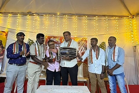  ಗೋಣಿಕೊಪ್ಪಲು ಉಮಾಮಹೇಶ್ವರಿ ಬಡಾವಣೆಯ ಪ್ರಸನ್ನ ಗಣಪತಿ ಸೇವಾ ಸಂಘದ ವತಿಯಿಂದ ಆಯೋಜಿಸಿದ್ದ 15ನೇ ವರ್ಷದ ಗೌರಿ ಗಣೇಶೋತ್ಸವದ ಅಂಗವಾಗಿ ನಡೆದ ಸಾಂಸ್ಕೃತಿಕ ಸಂಜೆ ಕಾರ್ಯಕ್ರಮಕ್ಕೆ ಜಿಲ್ಲಾ ಬಿಜೆಪಿ ಉಪಾಧ್ಯಕ್ಷ ಕಿಲನ್ ಗಣಪತಿ ಚಾಲನೆ ನೀಡಿದರು. ಚನ್ನನಾಯಕ, ವೆಂಕಟೇಶ್, ಪ್ರಮೋದ್ ಕಾಮತ್ ಮುಸ್ತಾಫ ಮತ್ತಿತರರು ಇದ್ದರು.