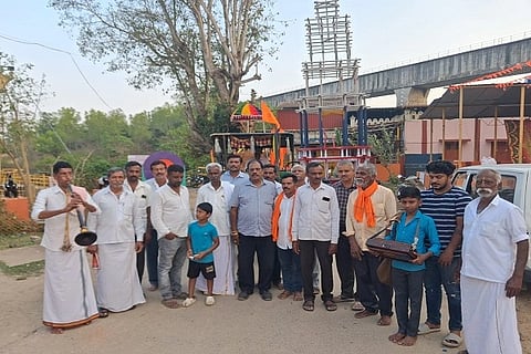 ಕಾಶಿಯಿಂದ ಅಂಚೆಯ ಮೂಲಕ ತರುವ ಗಂಗಾಜಲವನ್ನು ಹೆಬ್ಬಾಲೆ ಗ್ರಾಮದೇವತಾ ಸಮಿತಿ ಪದಾಧಿಕಾರಿಗಳು ಹೆಬ್ಬಾಲೆಯ ಬಸವೇಶ್ವರ ದೇವಾಲಯಕ್ಕೆ ಕೊಂಡೊಯ್ದರು. ಕೆ.ಎನ್. ಸುರೇಶ್, ಮಂಜುನಾಥ ಸ್ವಾಮಿ, ಹೆಚ್.ಟಿ. ರಮೇಶ್, ನಾರಾಯಣ, ಹೆಚ್.ಟಿ. ಸೋಮಣ್ಣ, ಪುಟ್ಟರಾಜು ಮತ್ತಿತರರು ಇದ್ದರು.