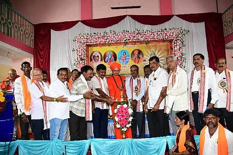 ದಾವಣಗೆರೆಯಲ್ಲಿ ಶುಕ್ರವಾರ ನಡೆದ ಶ್ರೀ ಗಂಗಾಪರಮೇಶ್ವರಿ ಜಯಂತ್ಯುತ್ಸವ ಕಾರ್ಯಕ್ರಮದಲ್ಲಿ ಶ್ರೀ ಶಾಂತಭೀಷ್ಮ ಚೌಡಯ್ಯ ಸ್ವಾಮೀಜಿ, ಬಿ.ಕೆ. ಮಂಜುನಾಥ್, ನಿಂಗರಾಜು ಹಾವನೂರು, ಮಹಾಂತೇಶ್ ನಿಟ್ಟೂರು, ಚಂದ್ರಪ್ಪ, ಚಂದ್ರಶೇಖರ್, ರಾಮಕೃಷ್ಣಪ್ಪ, ಲಕ್ಷ್ಮಣ ಬಣಕಾರ, ಕೆ.ಎಸ್. ವಾಗೀಶ್ ಇದ್ದರು.