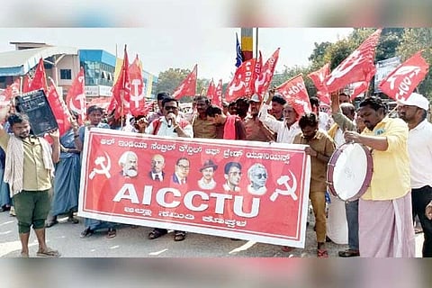 ಹೊರಗುತ್ತಿಗೆ ನೌಕರರ ಏಜೆನ್ಸಿ ವಿರುದ್ಧ ಕ್ರಮಕ್ಕೆ ಒತ್ತಾಯಿಸಿ ಅಖಿಲ ಭಾರತ ಕಾರ್ಮಿಕ ಸಂಘಟನೆ ಕೇಂದ್ರೀಯ ಸಮಿತಿ ಸದಸ್ಯರು ಗಂಗಾವತಿ ಶ್ರೀಕೃಷ್ಣದೇವರಾಯ ವೃತ್ತದಲ್ಲಿ ಶುಕ್ರವಾರ ಪ್ರತಿಭಟನೆ ನಡೆಸಿದರು. ಸಮಿತಿ ಜಿಲ್ಲಾಧ್ಯಕ್ಷ ವಿಜಯ್ ದೊರೈರಾಜು, ವಿವಿಧ ಸಂಘಟನೆ ಪದಾಧಿಕಾರಿಗಳಾದ ಪರಶುರಾಮ್, ಬಾಬರ್, ಬರಾಹುದ್ದೀನ್, ಸಣ್ಣ ಹನುಮಂತಪ್ಪ ಹುಲಿಹೈದರ್ ಇತರರಿದ್ದರು.