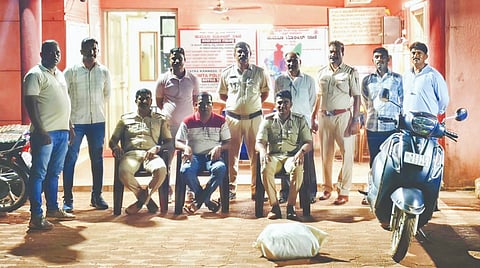 ವಶಪಡಿಸಿಕೊಂಡ ಗಾಂಜಾದೊಂದಿಗೆ ganja ಪೊಲೀಸರು.
