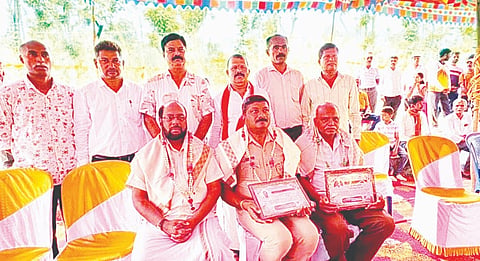 ಮಾಲಂಬಿಯಲ್ಲಿ ಗ್ರಾಮ ದೇವತಾ ಮರು ಪ್ರತಿಷ್ಠಾಪನಾ ಕಾರ್ಯಕ್ರಮದ ಸಮಾರೋಪ ಸಮಾರಂಭದಲ್ಲಿ ಕೃಷ್ಣರಾಜ್, ರಾಮಣ್ಣ, ಉ .ರಾ.ನಾಗೇಶ್ ಅವರನ್ನು ಸನ್ಮಾನಿಸಲಾಯಿತು. ರಮೇಶ್, ಸುರೇಶ್, ವೆಂಕಟೇಶ್, ಶಶಿಧರ್, ಪ್ರಸನ್ನಕುಮಾರ್, ರಾಜಪ್ಪ ಇದ್ದರು.