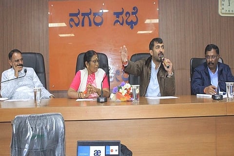 ಮಡಿಕೇರಿಯಲ್ಲಿ ತ್ಯಾಜ್ಯ ವಿಲೇವಾರಿ ಸಮಸ್ಯೆಗೆ ಪರಿಹಾರ ಕಂಡುಕೊಳ್ಳುವ ನಿಟ್ಟಿನಲ್ಲಿ ನಡೆದ ಸಮಾಲೋಚನಾ ಸಭೆಯಲ್ಲಿ ಮಡಿಕೇರಿ ಶಾಸಕ ಡಾ. ಮಂತರ್ ಗೌಡ ಮಾತನಾಡಿದರು. ಮಹೇಶ್ ಜೈನಿ, ಪಿ. ಕಲಾವತಿ, ಹೆಚ್.ಆರ್. ರಮೇಶ್ ಇದ್ದರು.