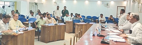 ಬೀದರ್​ ಜಿಪಂ ಸಭಾಂಗಣದಲ್ಲಿ ಸೋಮವಾರ ನಡೆದ ಗ್ಯಾರಂಟಿ ಯೋಜನೆಗಳ ಪ್ರಗತಿ ಪರಿಶೀಲನಾ ಸಭೆಯಲ್ಲಿ ಅನುಷ್ಠಾನ ಸಮಿತಿ ಜಿಲ್ಲಾಧ್ಯಕ್ಷ ಅಮೃತರಾವ ಚಿಮಕೋಡೆ, ಜಿಪಂ ಉಪ ಕಾರ್ಯದರ್ಶಿ ಶರಣಬಸಪ್ಪ ಕೋಟೆಪ್ಪಗೊಳ, ಕಿಶೋರ ದುಬೆ, ಪ್ರವಿಣ ಬರಗಲ್​, ಶ್ರೀಧರ, ರಮೇಶ ಪಾಟೀಲ್​ ಇತರರಿದ್ದರು.