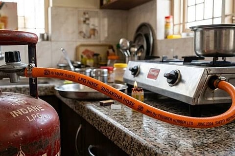 Gas Pipe Orange Color ಸಾಂದರ್ಭಿಕ ಚಿತ್ರ