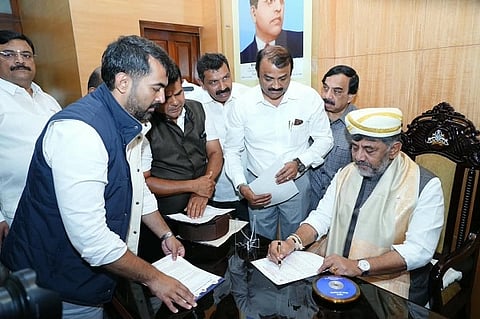ಕೊಡಗು ಗೌಡ ಸಮಾಜಗಳ ಒಕ್ಕೂಟ ಹಾಗೂ ಬೆಂಗಳೂರು ಗೌಡ ಸಮಾಜಗಳ ಮುಖಂಡರು ಮುಖ್ಯಮಂತ್ರಿ ಡಿ.ಕೆ.ಶಿವಕುಮಾರ್ ಅವರನ್ನು ಇತ್ತೀಚೆಗೆ ಭೇಟಿ ಮಾಡಿ ಸಮುದಾಯದ ವಿವಿಧ ಅಹವಾಲು ಹಾಗೂ ಬೇಡಿಕೆಗಳನ್ನು ಸಲ್ಲಿಸಿದರು. ಪಿ.ಎಂ.ನರೇಂದ್ರಸ್ವಾಮಿ, ಮಂತರ್‌ಗೌಡ, ಆನಂದ್ ಕರಂದ್ಲಾಜೆ ಇತರರಿದ್ದರು.