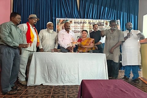 ರಾಷ್ಟ್ರಕವಿ ಜಿ.ಎಸ್. ಶಿವರುದ್ರಪ್ಪ ಜನ್ಮಶತಮಾನೋತ್ಸವ ವರ್ಷಾಚರಣೆ ಅಂಗವಾಗಿ ಕುಶಾಲನಗರದ ಕನ್ನಡ ಸಿರಿ ಸ್ನೇಹ ಬಳಗದ ವತಿಯಿಂದ ಕರ್ನಾಟಕ ವಿಕಾಸ ರಂಗ ವಾಸವಿ ಕಲಾ ಮಂಡಳಿ ಸಹಕಾರದೊಂದಿಗೆ ಏರ್ಪಡಿಸಿದ್ದ ಮಾಸದ ನೆನಪು, ಕವಿ ಸಾಹಿತಿಗಳ ಸ್ಮರಣೆ ಕಾರ್ಯಕ್ರಮವನ್ನು ಸಾಹಿತಿ ಭಾರದ್ವಾಜ್ ಕೆ. ಆನಂದತೀರ್ಥ ಉದ್ಘಾಟಿಸಿದರು. ಹಂಡ್ರAಗಿ ನಾಗರಾಜ್, ಬಿ.ಎಸ್. ಲೋಕೇಶ್ ಸಾಗರ್, ಶಬ್ಬೀರ್ ಪಾಷಾ, ಉ.ರಾ. ನಾಗೇಶ್ ಮತ್ತಿತರರು ಇದ್ದರು.