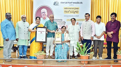 ಶಿವಮೊಗ್ಗದಲ್ಲಿ ಏರ್ಪಡಿಸಿದ್ದ ಗಜಲ್ ಸಮ್ಮೇಳನದಲ್ಲಿ ರತ್ನಾ ಕೆ.ಭಟ್ ತಲಂಜೇರಿ ಅವರಿಗೆ ಮಿರ್ಜಾ ಗಾಲಿಬ್ ಪುರಸ್ಕಾರ ಪ್ರದಾನ ಮಾಡಲಾಯಿತು. ಕವಯತ್ರಿ ಸವಿತಾ ನಾಗಭೂಷಣ, ರಂಗಸ್ವಾಮಿ ಸಿದ್ದಯ್ಯ, ಎಸ್.ಪಿ.ದಿನೇಶ್, ಕಾಶಿನಾಥ ಅಂಬಲಗೆ, ಡಾ. ಹಸೀನಾ ಖಾದ್ರಿ ಇದ್ದರು.