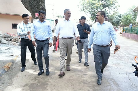 ಓಕಳೀಪುರ ಅಷ್ಟಪಥ ಕಾರಿಡಾರ್​ನ ಬಾಕಿ ಕಾಮಗಾರಿಗಳ ಪ್ರಗತಿಯನ್ನು ಜಿಬಿಎ ಮುಖ್ಯ ಆಯುಕ್ತ ಎಂ. ಮಹೇಶ್ವರ ರಾವ್​ ಪರಿಶೀಲಿಸಿದರು. ಅಪರ ಆಯುಕ್ತ ವೆಂಕಟಾಚಲಪತಿ, ಮುಖ್ಯ ಅಭಿಯಂತರ ವಿಜಯ್​ಕುಮಾರ್​ ಹರಿದಾಸ್​ ಇದ್ದರು.