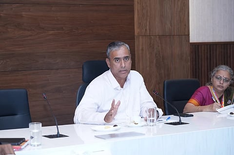 ಮತದಾರರ ಪಟ್ಟಿಯ ವಿಶೇಷ ಸಮಗ್ರ ಪರಿಷ್ಕರಣೆ (ಎಸ್​ಐಆರ್​) 2026ರ ಹಿನ್ನೆಲೆಯಲ್ಲಿ ಜಿಬಿಎ ಕೇಂದ್ರ ಕಚೇರಿಯಲ್ಲಿ ನಡೆದ ಸಭೆಯಲ್ಲಿ ಜಿಬಿಎ ಮುಖ್ಯ ಆಯುಕ್ತ ಎಂ. ಮಹೇಶ್ವರ ರಾವ್​, ವಿಶೇಷ ಆಯುಕ್ತೆ ಸುಷಮಾ ಗೋಡಬೋಲೆ ಇದ್ದರು.