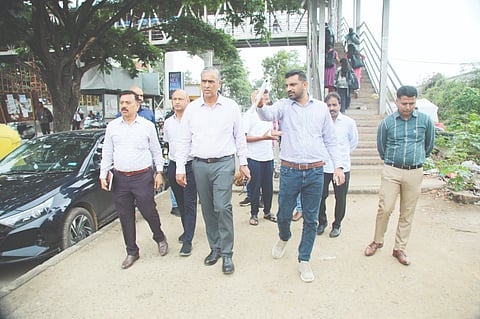 "ತ್ಯಾಜ್ಯದಿಂದ ಸ್ವಾತಂತ್ರ್ಯ' ಅಭಿಯಾನದಡಿ ರೈಲ್ವೆ ಇಲಾಖೆಯ ಜಾಗದಲ್ಲಿ ನಡೆಯುತ್ತಿರುವ ಸ್ವಚ್ಛತಾ ಕಾರ್ಯಗಳನ್ನು ಜಿಬಿಎ ಮುಖ್ಯ ಆಯುಕ್ತ ಎಂ. ಮಹೇಶ್ವರ ರಾವ್​ ಪರಿಶೀಲನೆ ನಡೆಸಿದರು. ಪಾಲಿಕೆ ಆಯುಕ್ತ ಡಿ.ಎಸ್​. ರಮೇಶ್​ , ರೈಲ್ವೆ ವಿಭಾಗದ ಎಡಿಆರ್​ಎಂ ಪ್ರವಿಣ್​ ಕತರಕಿ ಮತ್ತಿತರರು ಇದ್ದರು.