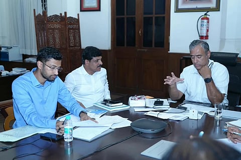ಜಿಬಿಎ ಕೇಂದ್ರ ಕಚೇರಿಯಲ್ಲಿ ಎನ್​.ಡಿ.ಎಂ.ಎಫ್​. ಹಾಗೂ ವರ್ಲ್ಡ್​ ಬ್ಯಾಂಕ್​ ಅನುದಾನದಡಿ ಕೈಗೆತ್ತಿಕೊಂಡಿರುವ ಕಾಮಗಾರಿಗಳು, ವೈಟ್​ ಟಾಪಿಂಗ್​ ಮತ್ತು "ಬಫರ್​ ರಸ್ತೆ' ಕಾಮಗಾರಿಗಳಿಗೆ ಸಂಬಂಧಿಸಿದಂತೆ ಸೋಮವಾರ ನಡೆದ ವರ್ಚುವಲ್​ ಸಭೆಯಲ್ಲಿ ಜಿಬಿಎ ಮುಖ್ಯ ಆಯುಕ್ತ ಎಂ. ಮಹೇಶ್ವರ ರಾವ್​, ಜಿಬಿಎ ವಿಶೇಷ ಆಯುಕ್ತ ನಿತೀಶ್​, ನಗರ ಪಾಲಿಕೆ ಆಯುಕ್ತ ಜಿ. ಜಗದೀಶ್​ ಇದ್ದರು.