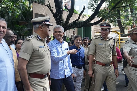  ಜಯನಗರ ಪೊಲೀಸ್​ ಠಾಣೆಯಲ್ಲಿ ವಿವಿಧ ಪ್ರಕರಣಗಳಿಗೆ ಸಂಬಂಧಪಟ್ಟು ವಶಪಡಿಸಿಕೊಂಡಿರುವ ವಾಹನಗಳ ಸ್ಥಳಾಂತರಕ್ಕೆ ಸಚಿವ ಕೃಷ್ಣ ಬೈರೇಗೌಡ ಚಾಲನೆ ನೀಡಿದರು. ಶಾಸಕ ಸಿ.ಕೆ. ರಾಮಮೂರ್ತಿ, ಜಿಬಿಎ ದಣ ಪಾಲಿಕೆ ಆಯುಕ್ತ ಕೆ.ಎನ್​. ರಮೇಶ್​,  ನಗರ ಪೊಲೀಸ್​ ಆಯುಕ್ತ ಸೀಮಂತ್​ ಕುಮಾರ್​ ಸಿಂಗ್​, ಸಂಚಾರ ವಿಭಾಗದ ಜಂಟಿ ಪೊಲೀಸ್​ ಆಯುಕ್ತ ಕಾರ್ತಿಕ್​ ರೆಡ್ಡಿ ಇತರರು ಇದ್ದರು.