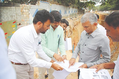 ಕೇಂದ್ರ ಪಾಲಿಕೆ ವ್ಯಾಪ್ತಿಯ ಹಳೇ ವಿಮಾನ ನಿಲ್ದಾಣ ರಸ್ತೆಯ ಯು.ಆರ್​. ರಾವ್​ ಉಪಗ್ರಹ ಕೇಂದ್ರದ ಬಳಿಯಿರುವ ವಿಂಡ್​ ಟನಲ್​ ಜಂಕ್ಷನ್​ನಲ್ಲಿ ಸಚಿವ ಕೃಷ್ಣ ಬೈರೇಗೌಡ ಪರಿಶೀಲನೆ ನಡೆಸಿದರು. ಪರಿಶೀಲನೆ ವೇಳೆ ಕೇಂದ್ರ ಪಾಲಿಕೆ ಅಪರ ಆಯುಕ್ತ ವೆಂಕಟಾ ಚಲಪತಿ, ಮುಖ್ಯ ಅಭಿಯಂತರ ವಿಜಯ್​ ಕುಮಾರ್​ ಹರಿದಾಸ್​, ಹೇಮಲತಾ ಮತ್ತಿತರ ಅಧಿಕಾರಿಗಳು ಉಪಸ್ಥಿತರಿದ್ದರು.