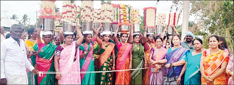 ಗೌರಿಬಿದನೂರು ತಾಲೂಕಿನ ಮುತ್ತುರಾಯನಹಳ್ಳಿ ಹಾಗೂ ಸಾಗಾನಹಳ್ಳಿಯ ಮಹಿಳೆಯರು ಗ್ರಾಮ ದೇವತೆಗಳಿಗೆ ದೀಪದಾರತಿ ಮಾಡಲು ಮೆರವಣಿಗೆಯಲ್ಲಿ ತೆರಳಿದರು.
