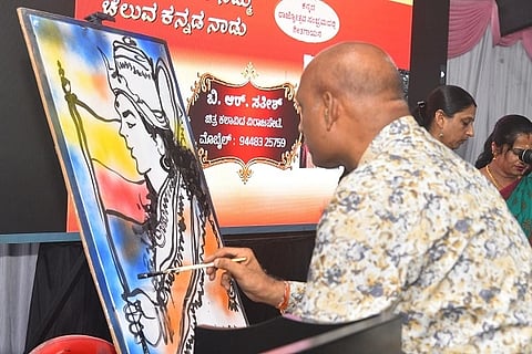 ಮಡಿಕೇರಿಯಲ್ಲಿ ನಡೆದ ಉದಯವಾಗಲಿ ನಮ್ಮ ಚೆಲುವ ಕನ್ನಡ ನಾಡು ಗೀತಗಾಯನ ಕಾರ್ಯಕ್ರಮದಲ್ಲಿ ಕಲಾವಿದ ಬಿ.ಆರ್. ಸತೀಶ್ ಭುವನೇಶ್ವರಿಯ ಚಿತ್ರ ಬಿಡಿಸುವ ಮೂಲಕ ಮೆರುಗು ಹೆಚ್ಚಿಸಿದರು.