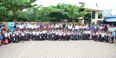 ಹುಬ್ಬಳ್ಳಿಯ giants school ಜೈಂಟ್ಸ್ ಆಂಗ್ಲ ಮಾಧ್ಯಮ ಶಾಲೆ ಆವರಣದಲ್ಲಿ ಸೋಮವಾರ ಏರ್ಪಡಿಸಿದ್ದ ಪೂರ್ವ ಪ್ರಾಥಮಿಕ ಶಾಲೆಯ ಶೈಕ್ಷಣಿಕ ಪ್ರಾರಂಭೋತ್ಸವದಲ್ಲಿ ಭಾಗವಹಿಸಿದ್ದ ಮಕ್ಕಳು, ಶಿಕ್ಷಕರು.