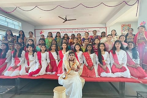 giants school ಹಿಂದಿ ದಿವಸ್ ನಿಮಿತ್ತ ಹುಬ್ಬಳ್ಳಿಯ ಜೈಂಟ್ಸ್ ಆಂಗ್ಲ ಮಾಧ್ಯಮ ಶಾಲೆಯ ವಿದ್ಯಾರ್ಥಿನಿಯರು ವಿವಿಧ ಸಾಂಸ್ಕೃತಿಕ ಕಾರ್ಯಕ್ರಮಗಳನ್ನು ನಡೆಸಿಕೊಟ್ಟರು.