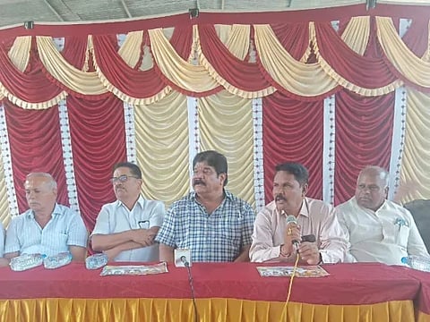 ದಾವಣಗೆರೆ ಸುದ್ದಿಗೋಷ್ಠಿಯಲ್ಲಿ ಎಸ್.ಎಸ್. ಮಲ್ಲಿಕಾರ್ಜುನ್ ಅಭಿಮಾನಿಗಳ ಬಳಗದ ಅಧ್ಯಕ್ಷ ಮುದೇಗೌಡ್ರ ಗಿರೀಶ್, ಜಿ.ಡಿ ಗುರುಸ್ವಾಮಿ, ಮುಖಂಡರಾದ ಅರವಿಂದ್, ಜಿ.ಸಿ. ನಿಂಗಪ್ಪ, ಎಸ್. ಮಲ್ಲಿಕಾರ್ಜುನ್, ಮಾಗಾನಹಳ್ಳಿ ಪರಶುರಾಂ ಇದ್ದರು. 