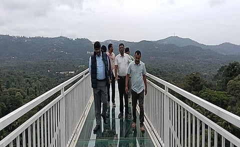 ಉಡೋತ್‌ಮೊಟ್ಟೆ ಬಳಿಯ ಗಾಜಿನ ಸೇತುವೆ ಸ್ಥಳಕ್ಕೆ ಜಿಲ್ಲಾಧಿಕಾರಿ ಎಸ್.ಜೆ.ಸೋಮಶೇಖರ್ ಅವರು ಗುರುವಾರ ಭೇಟಿ ನೀಡಿ ಪರಿಶೀಲಿಸಿದರು. ಶಶಿಧರ, ಜತಿನ್ ಇತರರಿದ್ದರು.