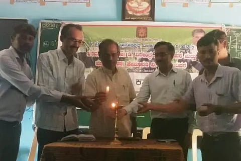 Prepare children for global competitionಹಾನಗಲ್ಲ ತಾಲೂಕಿನ ಕಂಚಿನೆಗಳೂರು ಸರ್ಕಾರಿ ಪ್ರೌಢಶಾಲೆಯಲ್ಲಿ ನಮ್ಮ ಶಾಲೆ ನಮ್ಮ ಮಕ್ಕಳ ಭವಿಷ್ಯ ಕಾರ್ಯಕ್ರಮದ ಉದ್ಘಾಟನಾ ಸಮಾರಂಭ ನಡೆಯಿತು. ಮುಖ್ಯೋಪಾಧ್ಯಾಯ ಎಲ್.ಕೆ. ಗೆಜ್ಜಿಹಳ್ಳಿ, ಮಾರುತಿ ಶಿಡ್ಲಾಪೂರ, ಮಹಾಂತೇಶ ಹರಕುಣಿ, ಎಸ್.ಸಿ. ಚಿಕ್ಕಮಠ ಇದ್ದರು.