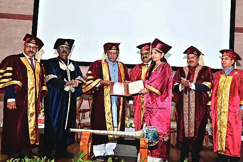 ದಾವಣಗೆರೆಯಲ್ಲಿ ಭಾನುವಾರ ಆಯೋಜಿಸಿದ್ದ ಜಿಎಂ ವಿಶ್ವವಿದ್ಯಾಲಯದ ಪ್ರಥಮ ಘಟಿಕೋತ್ಸವದಲ್ಲಿ ಎಂಸಿಎ ವಿಭಾಗದ ಸ್ವಾತಿಮುತ್ತು ಎಸ್.ಆರ್. ಅವರಿಗೆ ಕೇಂದ್ರದ ಮಾಜಿ ಸಚಿವ ಜಿ.ಎಂ. ಸಿದ್ದೇಶ್ವರ ಚಿನ್ನದ ಪದಕ ಪ್ರದಾನ ಮಾಡಿದರು. ಡಾ. ಮೈಲ್‌ಸ್ವಾಮಿ ಅಣ್ಣಾದೊರೈ, ಜಿ.ಎಂ. ಲಿಂಗರಾಜು, ಡಾ. ಎಸ್.ಆರ್. ಶಂಕಪಾಲ್, ಡಾ. ಎಚ್.ಡಿ. ಮಹೇಶಪ್ಪ, ಡಾ. ಸುನೀಲ್ ಕುಮಾರ್ ಬಿ.ಎಸ್, ಕೆ. ದಿವ್ಯಾನಂದ್ ಇದ್ದರು.