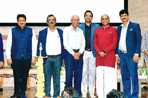 ದಾವಣಗೆರೆಯ ಜಿ.ಎಂ. ವಿಶ್ವವಿದ್ಯಾಲಯದಲ್ಲಿ ಗುರುವಾರ ‘ಐಡಿಯಾ ಲ್ಯಾಬ್’ ಉದ್ಘಾಟನಾ ಕಾರ್ಯಕ್ರಮದಲ್ಲಿ ರಾಜೇಂದ್ರನ್ ದಂಡಪಾಣಿ, ಸಿ.ಎಸ್. ಮುರಳಿ, ಜಿ.ಎಂ. ಲಿಂಗರಾಜು, ಡಾ. ಎಂ. ವೇಣುಗೋಪಾಲ ರಾವ್, ಡಾ. ಸುನೀಲ್ ಕುಮಾರ್ ಬಿ.ಎಸ್, ಡಾ. ಶ್ರೀನಿವಾಸ್ ಸಿ.ವಿ., ಡಾ. ಜೆ. ಪ್ರವೀಣ್, ಕೀರ್ತಿ ಪ್ರಸಾದ್ ಇದ್ದರು.