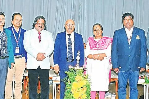 ದಾವಣಗೆರೆಯ ಜಿಎಂ ವಿಶ್ವವಿದ್ಯಾಲಯದಲ್ಲಿ ಗುರುವಾರ ನಡೆದ ‘ಹಸಿರು ಇಂಧನ ಮತ್ತು ಪರಿಸರಕ್ಕಾಗಿ ಸುಧಾರಿತ ವಸ್ತುಗಳು’ ಕುರಿತ ರಾಷ್ಟ್ರೀಯ ಸಮ್ಮೇಳನ ಉದ್ಘಾಟನಾ ಕಾರ್ಯಕ್ರಮದಲ್ಲಿ ಡಾ. ಎಸ್.ಟಿ. ಅರುಣಾ, ಡಾ. ಸುನೀಲ್ ಕುಮಾರ್ ಬಿ.ಎಸ್, ಡಾ. ಸಿ.ವಿ. ಯಲಮಗ್ಗದ್, ಡಾ. ಸಂತೋಷ್ ಬಿ.ಎಂ, ಡಾ. ಕೆ.ಎಸ್. ಓಂಕಾರಪ್ಪ, ಡಾ. ಗುರುಮೂರ್ತಿ ಎಚ್, ಸವಿತಾ ಪಿ.ಎಚ್. ಇದ್ದರು.