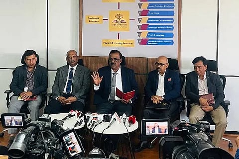 ದಾವಣಗೆರೆಯ ಜಿಎಂ ವಿಶ್ವವಿದ್ಯಾಲಯದಲ್ಲಿ ಶುಕ್ರವಾರ, ಕುಲಪತಿ ಡಾ. ಎಸ್.ಆರ್. ಶಂಕಪಾಲ್ ಸುದ್ದಿಗೋಷ್ಠಿಯಲ್ಲಿ ಮಾತನಾಡಿದರು. ಡಾ. ಎಚ್.ಡಿ. ಮಹೇಶಪ್ಪ, ಡಾ. ಸುನೀಲ್ ಕುಮಾರ್ ಬಿ.ಎಸ್, ಡಾ. ವೀರಭದ್ರಸ್ವಾಮಿ ಬಿ.ಎನ್, ಡಾ. ವೀರಗಂಗಾಧರ ಸ್ವಾಮಿ ಟಿ.ಎಂ. ಇದ್ದರು.