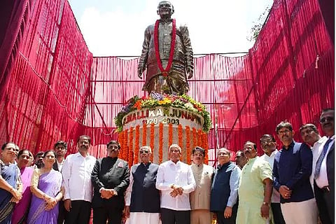 ದಾವಣಗೆರೆಯ ಜಿಎಂ ವಿಶ್ವವಿದ್ಯಾಲಯದಲ್ಲಿ ಶನಿವಾರ, ಸಂಸ್ಥಾಪಕರ ದಿನಾಚರಣೆ ಅಂಗವಾಗಿ ಮಾಜಿ ಸಂಸದ ದಿ. ಜಿ. ಮಲ್ಲಿಕಾರ್ಜುನಪ್ಪ ಅವರ 12 ಅಡಿ ಎತ್ತರದ ಪ್ರತಿಮೆ ಅನಾವರಣಗೊಳಿಸಲಾಯಿತು. ವಿ. ಸೋಮಣ್ಣ, ಜಿ.ಎಂ. ಸಿದ್ದೇಶ್ವರ, ಡಾ. ಮುರುಗೇಶ್ ಆರ್. ನಿರಾಣಿ, ಜಿ.ಎಂ. ಪ್ರಸನ್ನ ಕುಮಾರ್, ಜಿ.ಎಂ. ಲಿಂಗರಾಜು, ಜಿ.ಎಸ್. ಅನಿತ್ ಕುಮಾರ್, ಡಾ. ಎಸ್.ಆರ್. ಶಂಕಪಾಲ್, ಡಾ. ಎಂ. ವೇಣುಗೋಪಾಲ್ ರಾವ್, ಡಾ. ಸುನೀಲ್ ಕುಮಾರ್ ಬಿ.ಎಸ್. ಇದ್ದರು.