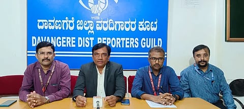 ದಾವಣಗೆರೆಯಲ್ಲಿ ಸುದ್ದಿಗೋಷ್ಠಿಯಲ್ಲಿ ಜಿಎಂ ವಿವಿಯ ಸಿವಿಲ್ ಇಂಜಿನಿಯರಿಂಗ್ ವಿಭಾಗದ ಸಹ ಪ್ರಾಧ್ಯಾಪಕ ಡಾ. ಬಿ.ಕೆ. ವರುಣ್ ಜತೆ ಡಾ. ಎಚ್.ಎಸ್. ಕಿರಣ್‌ಕುಮಾರ್, ಡಾ. ಟಿ.ಎಂ. ವೀರಗಂಗಾಧರ ಸ್ವಾಮಿ, ಜಿ.ಎಸ್. ವಸಂತಕುಮಾರ್ ಇದ್ದರು. 