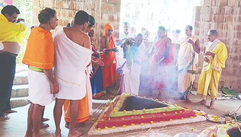 ಸಿದ್ದಾಪುರ ತಾಲೂಕಿನ ಶ್ರೀಕ್ಷೇತ್ರ ಶಿಗ್ರಮನೆಯ ಶ್ರೀ ಗುರುಬ್ರಹಸ್ಪತಿ ಮಠದಲ್ಲಿ ಅಡಿಕೆ ಎಲೆಚುಕ್ಕಿ ರೋಗದ ನಿಯಂತ್ರಣಕ್ಕಾಗಿ ಅಭಯಯಜ್ಞ ನಡೆಯಿತು. god  