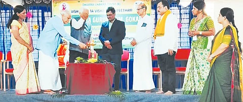ಗೋಕರ್ಣದ ಸಾರ್ವಭೌಮ ಗುರುಕುಲಂನಲ್ಲಿ ಶನಿವಾರ ಆಯೋಜಿಸಿದ್ದ ವಿನೂತನ ವಿಜ್ಞಾನ ಕಾರ್ಯಾಗಾರವನ್ನು ಹಿರಿಯ ಶಿಕ್ಷಣ ತಜ್ಞ ಅ.ಪು. ನಾರಾಯಣಪ್ಪ, ಗಣ್ಯರು ಉದ್ಘಾಟಿಸಿದರು. ಪ್ರೊ.ಎಂ. ನಾರಾಯಣ ಭಟ್ಟ, ಡಾ.ಅಶೋಕ ರೂಪ್ನೆರ್, ಡಾ.ಜಿ.ಎಲ್. ಹೆಗಡೆ, ಮಂಜುನಾಥ ಸುವರ್ಣಗದ್ದೆ ಇತರರಿದ್ದರು.