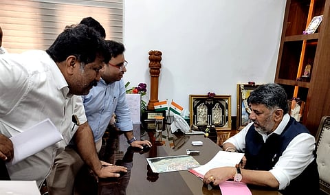 ಗೋಕರ್ಣದ ಪರಿವರ್ತನಾ ಸಂಸ್ಥೆ ವತಿಯಿಂದ ಮಹಾಬಲೇಶ್ವರ ಮಂದಿರ ಗರ್ಭಗುಡಿ ಜಲಾವೃತ ತಡೆ ಕಾಮಗಾರಿ ಮಂಜೂರಿ ಮಾಡಲು ಮಾಜಿ ಸಚಿವ ಮಂಕಾಳ ವೈದ್ಯ, ಕಾಂಗ್ರೆಸ್ ಪ್ರಧಾನ ಕಾರ್ಯದರ್ಶಿ ನಿವೇದಿತ್ ಆಳ್ವಾ, ಪತ್ರಕರ್ತ ಪ್ರಮೋದ ಶಾಸಿ ಮಂಗಳವಾರ ಮುಖ್ಯಮಂತ್ರಿ ಡಿ.ಕೆ. ಶಿವಕುಮಾರ ಅವರಿಗೆ ಮನವಿ ಸಲ್ಲಿಸಿದರು.