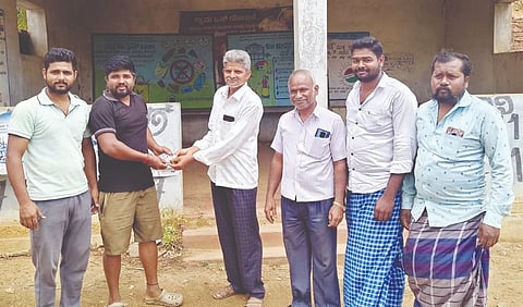 ಹಿರೇಕೆರೂರ ತಾಲೂಕಿನ ಚಿಕ್ಕೇರೂರ ಗ್ರಾಮದ ಮಲ್ಲಿಕಾರ್ಜುನ ಸಜ್ಜನಶೆಟ್ಟರ್​ ಅವರಿಗೆ ಡಮ್ಮಳ್ಳಿಯ ಯುವಕರಾದ ಸುನೀಲ ಹಡಗದ, ಅರುಣ ಬಣಕಾರ ಹಾಗೂ ಬಸವರಾಜ ಹುಲ್ಲತ್ತಿ ಅವರು ಒಡವೆ (gold jewelry) ಹಿಂದಿರುಗಿಸಿದರು.